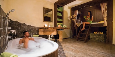 Romantisme & bain privé dans un hôtel pour adultes